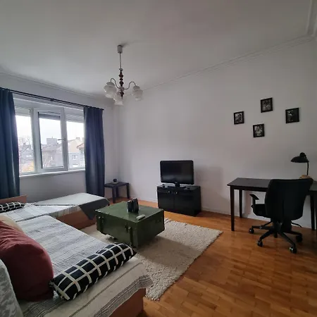 Lovely 1 Bdr In Center *