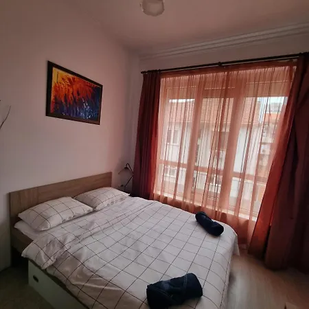 Lovely 1 Bdr In Center Apartment *